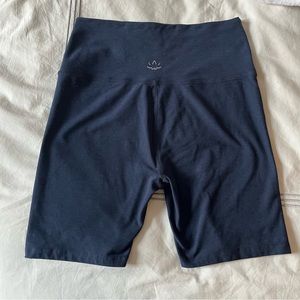 Beyond Yoga Spacedye  7” Biker Shorts, Navy (NWOT)